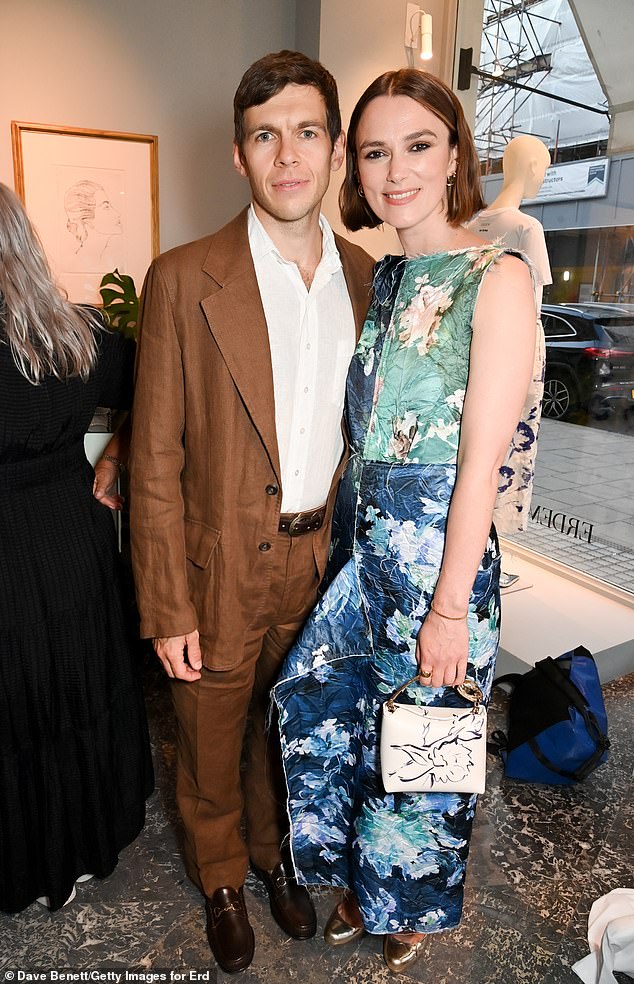 جيمس يمين و Keira Knightley يحضرون Erdem & Gay's The Word Pride Cocktail في 3 يوليو 2025 في لندن