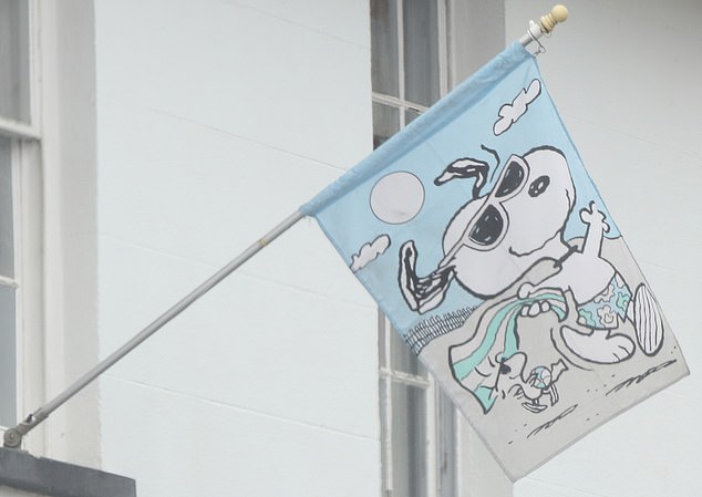 علق نجم هاري بوتر العلم (في الصورة) خارج القصر المكون من تسع غرف نوم.