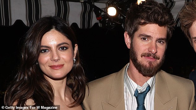 The Lovebirds ، الذي ورد شاهدت متذمرًا في Glastonbury في الأسبوع السابق ، عرض على عرض مريح للغاية في حفل W Magazine في يناير 2025