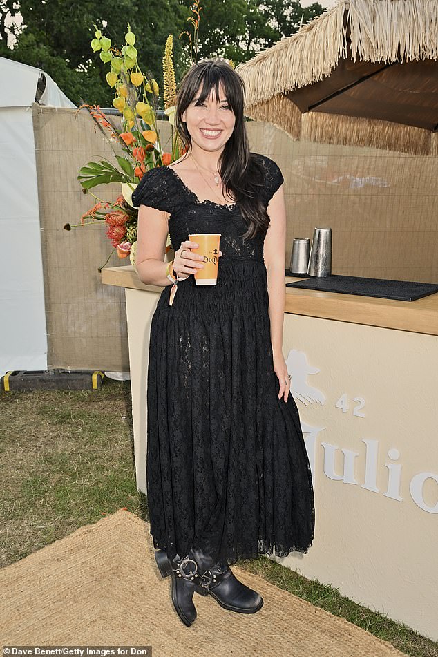 أيضا بين الضيوف المشاهير كان ديزي لوي ، الذي قطع شخصية أنيقة في فستان الدانتيل الأسود