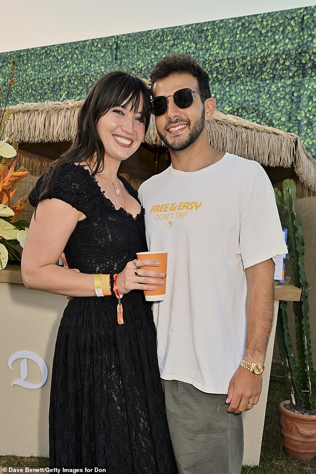 يبدو أنها كانت في أرواح مرحة وهي تتظاهر بجانب شريكها جوردان شاول