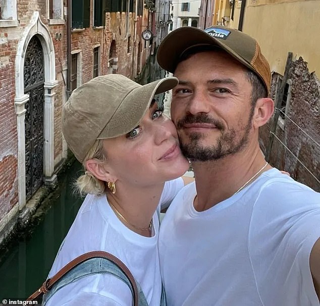 أوضح المطلعون كذلك أن كاتي حرفيًا أصبحت فقط واحدة قبل خمس دقائق ولم يفصلوا عن كل أغراضها حتى الآن. لن تقع في حب شخص جديد بهذه السرعة