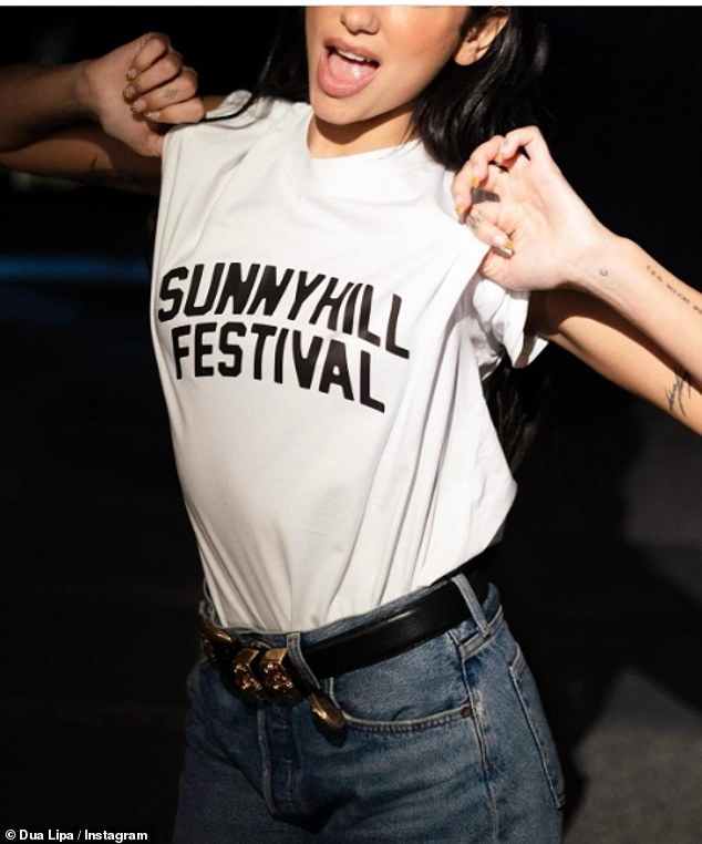 شوهدت The Stongsress أيضًا وهي تحتفل بالأخبار الجيدة خلال مهرجان Sunnyhill حيث دعمت الحدث الموسيقي من خلال ارتداء بضائعها