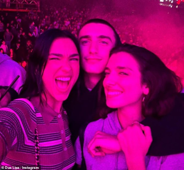 انضم أصدقاء دوا حيث شوهدت وهي ترقص طوال الليل بينما كانت تدعم بوي بوي سليم