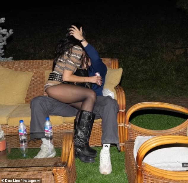 بدت مغنية One Kiss ، 29 ، التي يمكن رؤيتها وهي تجلس على صديقها Callum Callum Turner ، مريرة لأنها تشارك ألبومًا من Snaps إلى Instagram يوم السبت لمشاركة أخبارها المثيرة