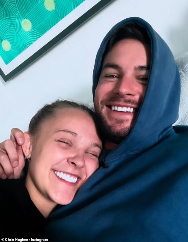 نما كريس على مقربة من المغني الأمريكي Jojo Siwa قبل أن يصبح الزوجان زوجين بعد فترة عملهما في The Celebrity Big Brother