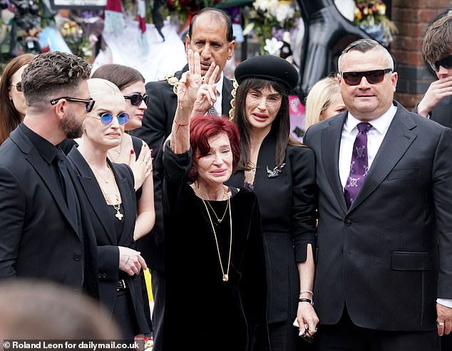 توفي الروك السبت الأسود عن عمر يناهز 76 عامًا في 22 يوليو ، وسافر جنازته كورتيج عبر مسقط رأسه في برمنغهام ، مروراً بآلاف المشجعين الذين اصطفوا في الشوارع