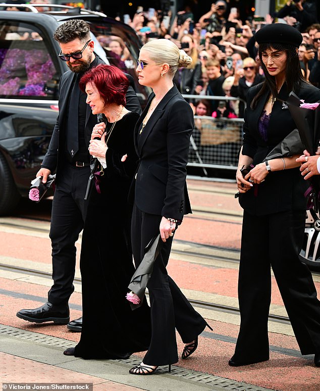 وضعت إيمي بشجاعة نفسها في دائرة الضوء لأبها الحبيب في موكبه الجنائزي الشهر الماضي عندما انضمت إلى والدتها وأخوتها