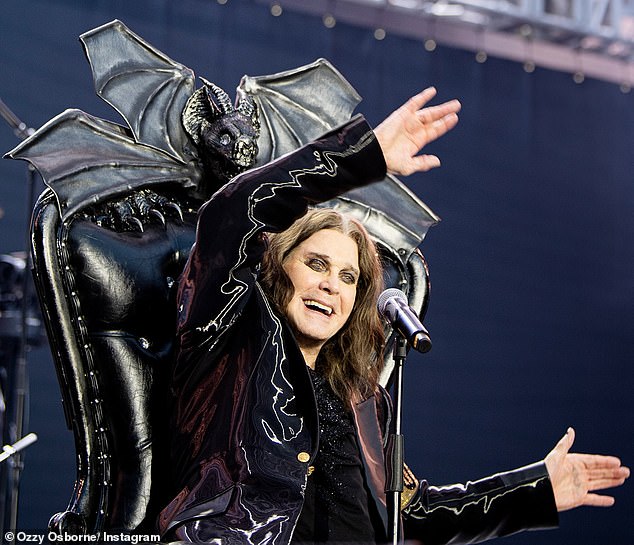 شارك أوزي بنات كيلي وإيمي ، وكذلك الابن جاك ، مع زوجته البالغة من العمر 43 عامًا شارون ، كما أنجبت ثلاثة أطفال ، لويس ، جيسيكا وإليوت ، من زواجه الأول