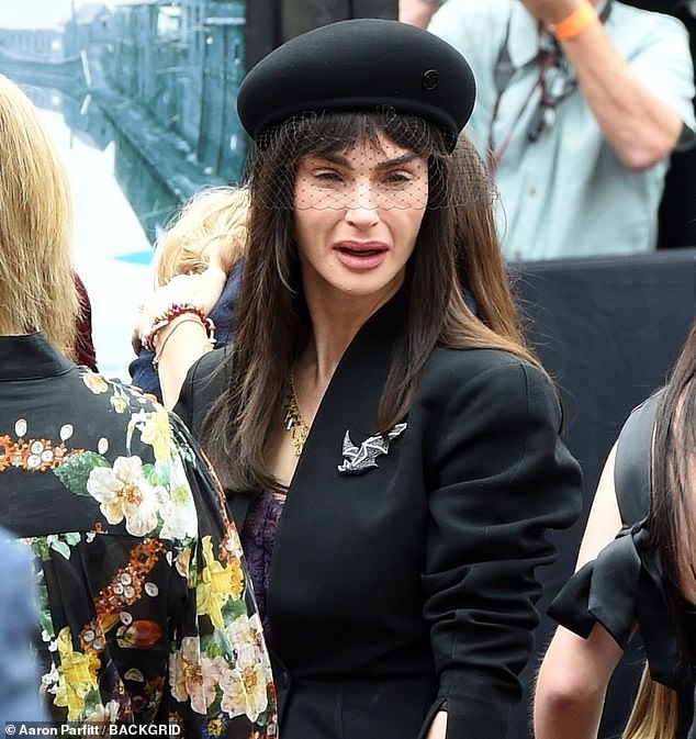 اختارت إيمي ، التي تم تصويرها في جنازة والدها ، عدم الظهور في عرض الواقع الواقع على عائلة العائلة في أوائل Noughties وانتقلت من المنزل في 16