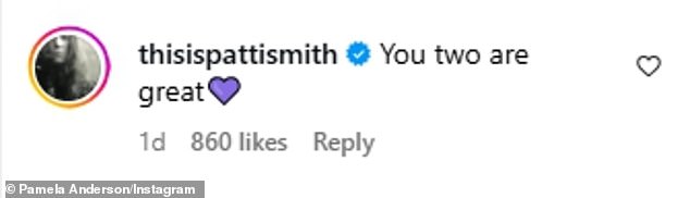 تلقى عرض شرائح Girl Playboy Cover 15 مرة أيضًا تعليقات داعمة وشحن من الشاعر الشرير باتي سميث ، الذي كتب: 