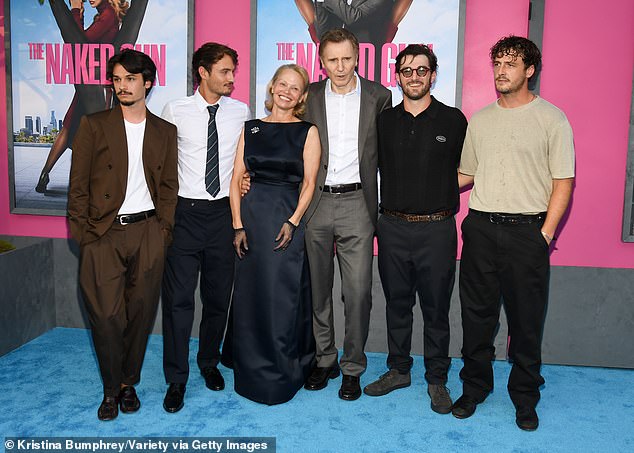 بدا أندرسون ونيسون كل شيء في العائلة المخلوطة حيث كانا يطرحان مع ولديهما ، بما في ذلك ميشيل نيسون البالغ من العمر 30 عامًا (R) و Dylan Lee (L) البالغ من العمر 27 عامًا ، في العرض الأول في نيويورك يوم الاثنين الماضي