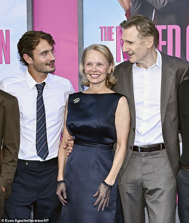 ويوم الاثنين الماضي ، علق نجل باميلا براندون توماس لي (L) عنهم 