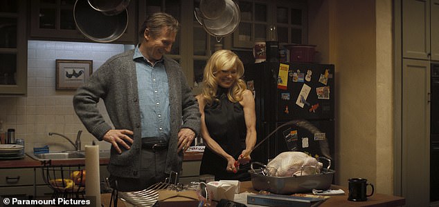 تصور فتاة غلاف Playboy البالغة 15 مرة تصور الأخت الحزينة بيث مقابل الملازم أول فرانك دربين جونيور في Akiva Schaffer ، التي حصلت على 28.5 مليون دولار من ميزانيتها البالغة 42 مليون دولار في مكتب التذاكر منذ افتتاحها في جميع أنحاء العالم يوم الخميس الماضي