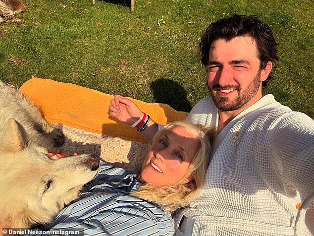 ولم يكن دانيال وحيدًا في التعليقات ، حيث أعربت عمته جويلي ريتشاردسون (م ، في عام 2024) - أخت زوجة ليام الراحلة ناتاشا ريتشاردسون - عن مشاعرها