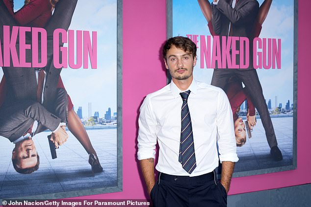 قال المنتج البالغ من العمر 29 عامًا لـ Access Hollywood: 'من الممتع أن نراهم ، كما تعلمون ، زملاء طيبين جيدين (و) لديهم وقت ممتع. أعتقد أنهم فقط من النجوم المشاركين. أعتقد أن (الكيمياء) جزء من ذلك ، أليس كذلك؟ أعتقد أن لديهم كيمياء رائعة على الشاشة لدرجة أنها ، كما تعلمون ، تعني أنها تم إنجازها جيدًا 