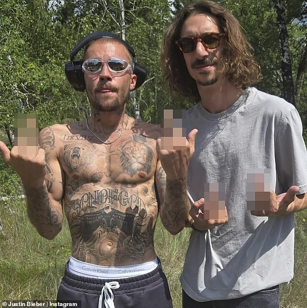 قام المغني الكندي ومنتج الموسيقى كارتر لانج بالضرب من الكاميرا