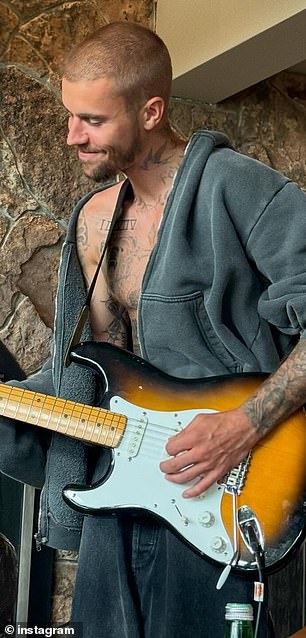 كان هناك أيضًا Outtakes of Global Star الذي يحمل غيتارًا بينما يرتدي قميصًا رماديًا