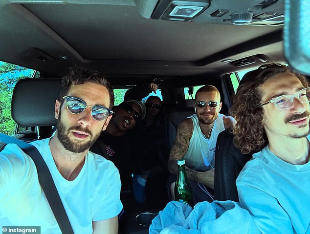 انتقل جاستن بيبر إلى Instagram يوم الأحد مع عدد كبير من الصور من ما بدا أنه رحلة مع الأصدقاء