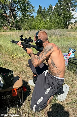 والد واحد من الجوارب السوداء والنعال البيضاء