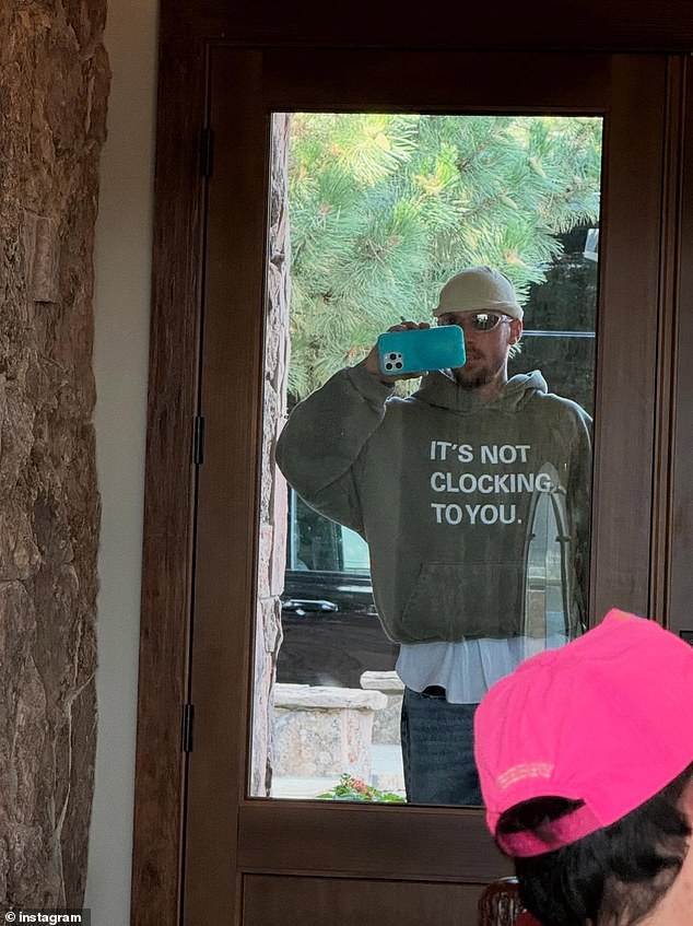 أظهرت إحدى الصور جاستن في شفق من النوع الثقيل مع اقتباسه الشهير ، 