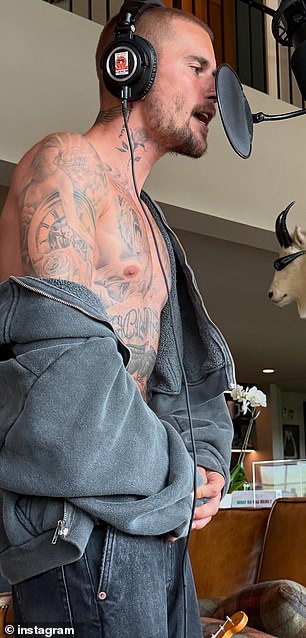 يبدو أن يوم الأولاد الذي تم نشره يوم الأحد يشمل أيضًا صناعة الموسيقى ، حيث شارك جاستن الصور التي تغني في ميكروفون الاستوديو