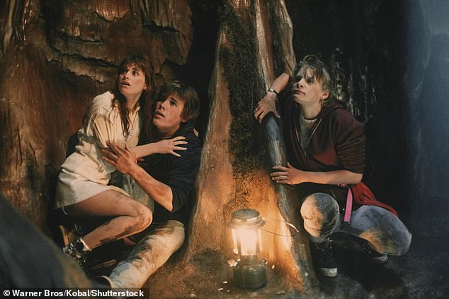 شوهد Kerri Green و Josh Brolin و Martha Plimpton من اليسار إلى اليمين في عام 1985 الكلاسيكية The Goonies