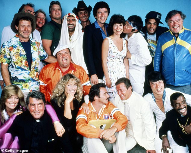 طاقم فريق Cannonball Run في عام 1981. الصف الخلفي ، من اليسار إلى اليمين: Wise ، Jack Elam (Hidden) ، Unknown ، Joe Klecko ، Jamie Farr ، Mel Tillis ، Bert Convy ، Adrienne Barbeau ، Michael Hui ، Rick Aviles ، و Warren Berlinger. المركز (باللون البرتقالي) دوم ديلويز. الصف الأمامي ، من اليسار إلى اليمين: تارا باكمان ، دين مارتن ، فارح فوسيت ، بيرت رينولدز ، روجر مور ، جاكي تشان وسامي ديفيس ، جونيور