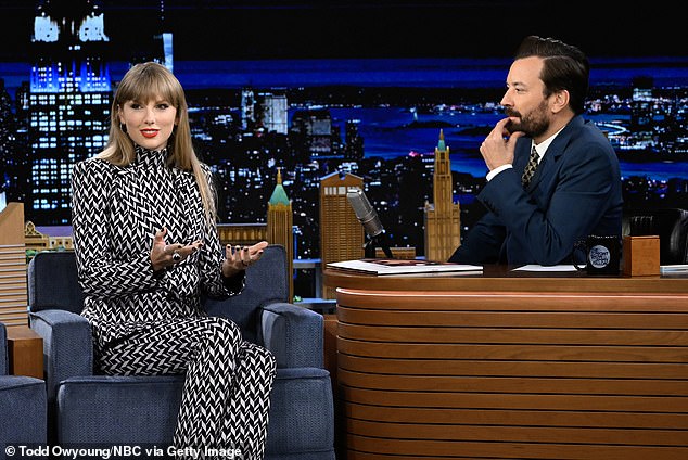 في يونيو ، جدد المضيف المحبوب عقده بملايين الدولارات مع NBCUniversal كمضيف لعرض الليلة حتى عام 2028 (في الصورة مع تايلور سويفت في عام 2022)
