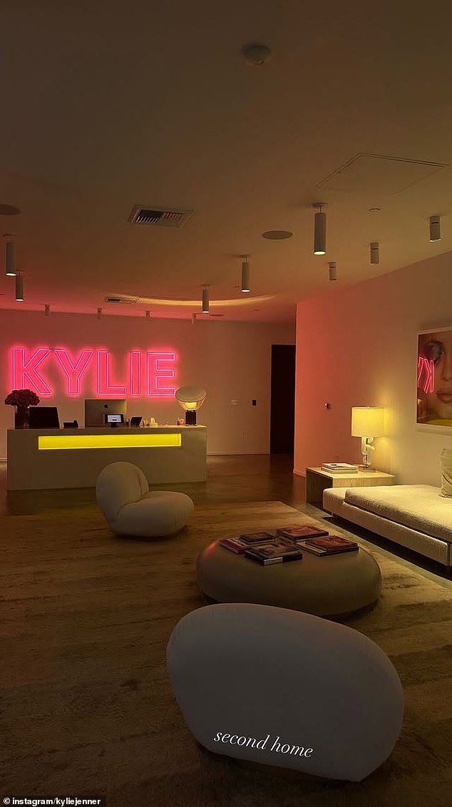 شاركت Kylie صورة لمكتبها أيضًا ، حيث تُظهر الداخلية الأنيقة التي تتضمن علامة Neon Pink تحمل اسمها في Letters Capital