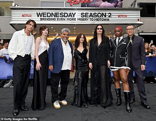 LR Georgie Farmer ، Emma Myers ، Luis Guzmã¡n ، Jenna Ortega ، Catherine Zeta-Jones ، Joy Sunday and Fred Armisen