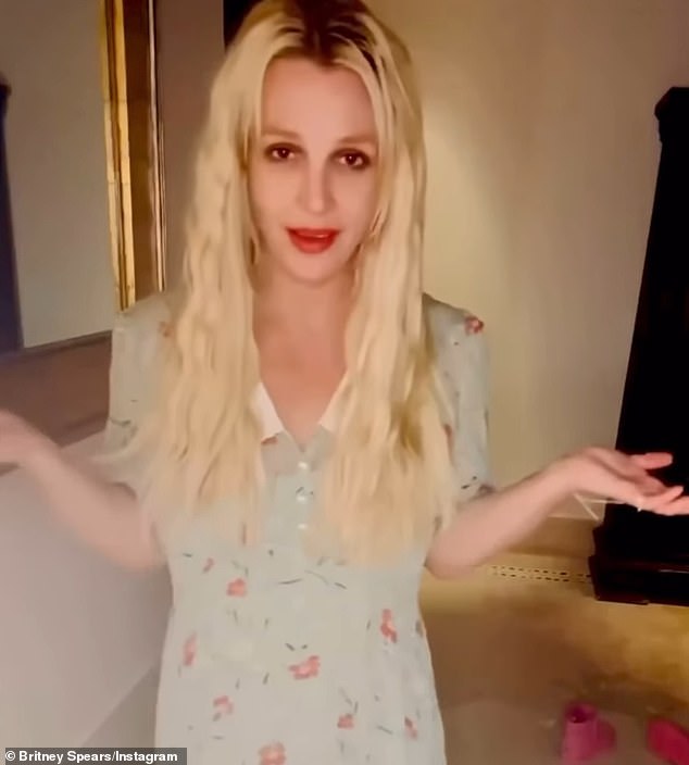 نادراً ما تغني بريتني على الكاميرا ، لكنها أيضًا غنت مقتطفًا من أين الحب من أوليفر البريطاني الحائز على جائزة توني! يوم الأحد
