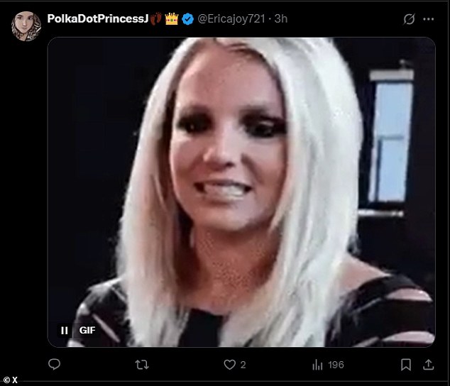 و X user @ericajoy721 دع GIF من الرماح يبتسم بشكل غير مريح القيام بالمحادثة