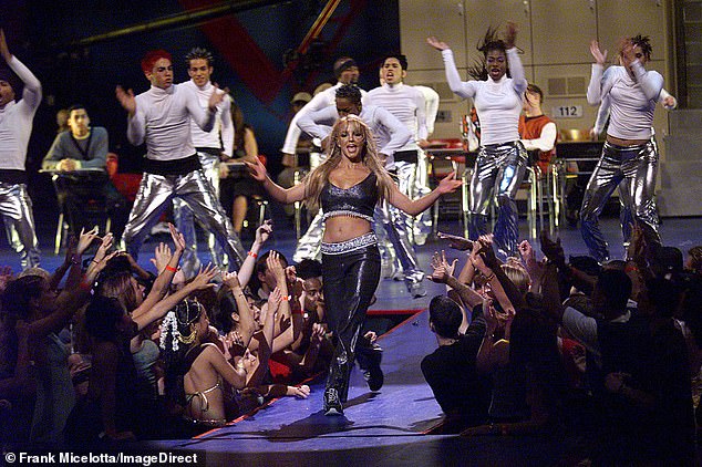 وفي عام 1999 ، قدمت سبيرز أداءً إلى جانب صديقها السابق جوستين تيمبرليك و Boyband *nsync كما فعلوا vmas medley الذي تضمن طفلها المضطرب مرة أخرى وأغنيتهم تمزق قلبي