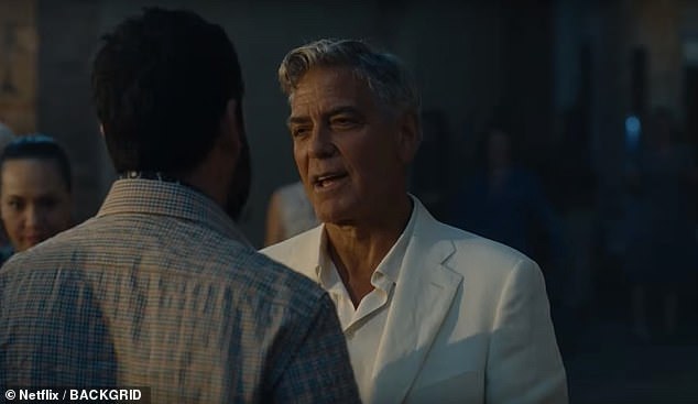 في رحلة إلى مهرجان سينمائي إيطالي على شرفه ، انضم إليه مديره الذي لعبه آدم ساندلر ، فقد تم الترحيب به باعتباره