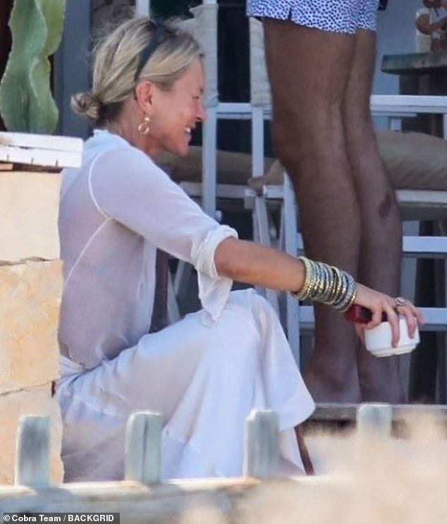 تم الاحتفاظ Kate في غرز ومنتفخة على سيجارة