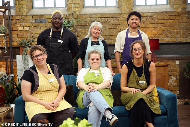 قبل ظهوره على التلفزيون الخطي ، تم توفير الحلقات الثلاث الأولى من MasterChef للمشاهدة فورًا عند اللحاق بالركب