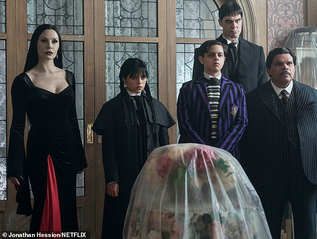 سيظهر الموسم الثاني يوم الأربعاء على Netflix في 6 أغسطس مع وصول الجزء الثاني في 3 سبتمبر