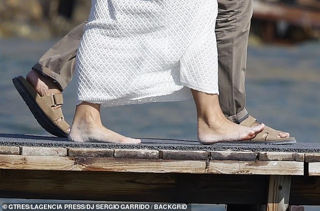 بعد يوم واحد فقط من شجاعة التضاريس الصخرية في Sky-High Stilettos ، بدأت لورين حذائها وذهبت حافي القدمين على الشاطئ والممر