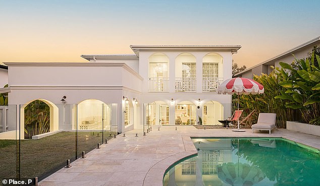 ممتلكات الزوجين ، التي يطلق عليها النخيل ، مستوحاة من الهندسة المعمارية الموجودة في فلوريدا حول بالم سبرينغز