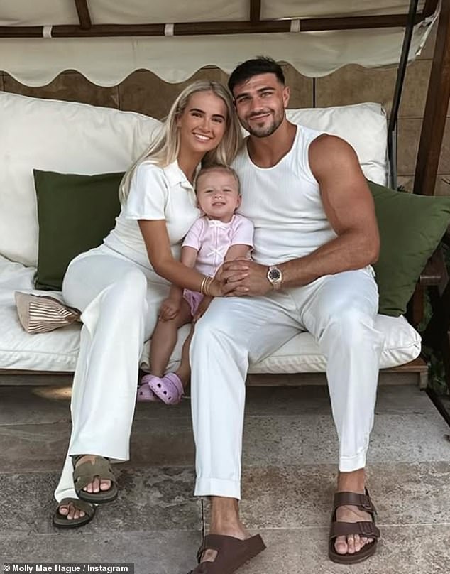 كانت نجمة Love Island ، 26 عامًا ، تبتسم جميعًا في آخر مشاركة في Instagram يوم الخميس حيث قضت وقتًا ممتعًا مع Tommy Fury وابنته Bambi في فندق Regnum 5 نجوم Crown