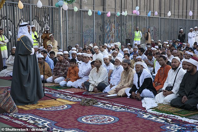 يبلغ عدد سكان المدينة في منطقة مورسيا حوالي 27000 - ما يقرب من 7.5 في المائة منهم من معظم البلدان الإسلامية