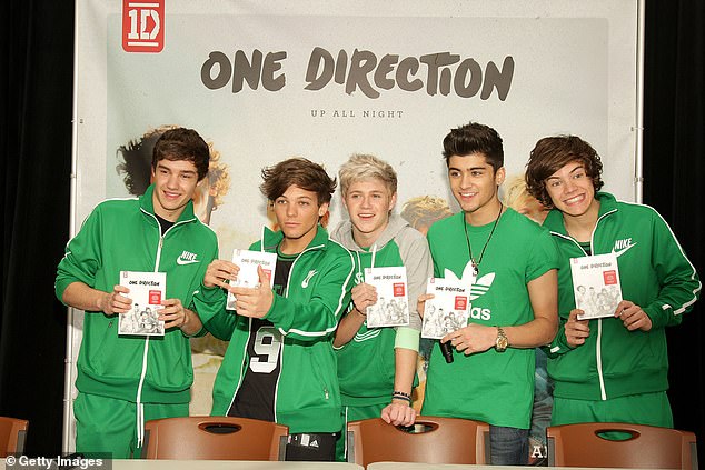 وصفت تريشيا اجتماع زين في حدث معجب One Direction في Walmart (LR Liam Payne و Louis Tomlinson و Niall Horan و Zayn و Harry Styles في وول مارت توقيع في عام 2012)
