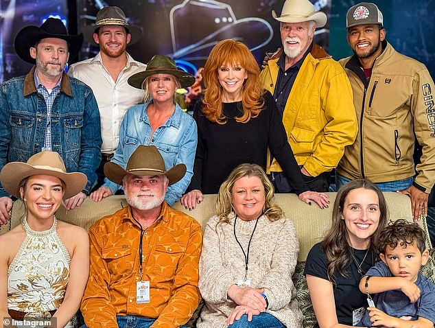 بدا Blackstock (أعلى اليسار) ضعيفًا عندما تم تصويره آخر مرة في شهر مارس من هذا العام في Houston Rodeo في صورة جماعية تضم McEntire وابنته سافانا (أسفل اليسار) - من زواجه السابق من ميليسا آشورث - الذي كان يحمل بحيرة حفيده في حضنها
