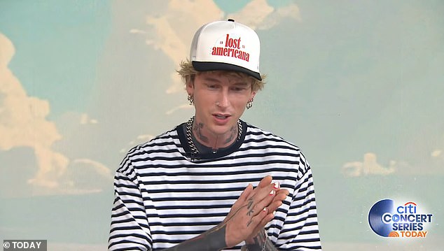 اعترفت MGK: 'أريد أن تنتقص لي أي تهانينا ، ونقلها إلى ميغان ، لأنها تقوم بكل العمل حقًا. أنا فقط أستمر في الاتصال ، مثل ، "مدرس الموسيقى"'
