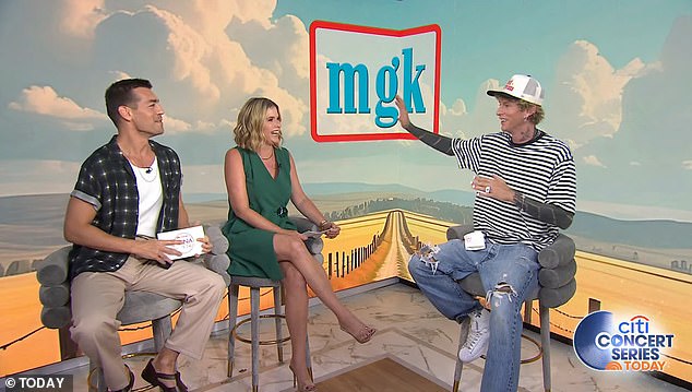 أخبرت MGK اليوم: '(هناك) شيء عن تراخيص هذه العائلة والسائق. لقد فاتتها بعض (الموعد النهائي) الآن لا يمكنها الحصول عليها حتى سبتمبر. في كلتا الحالتين ، سوف تحصل على راتبها قبل بلدي. ما زلت لا أملك واحدة!