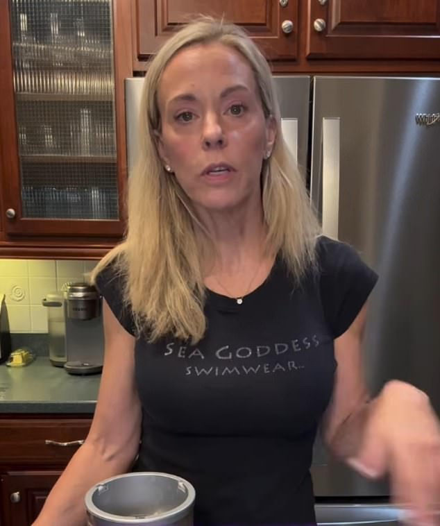 ارتدت The Reality TV Wonder التي اشتهرت بعرضها Jon & Kate Plus 8 مكياجًا صغيرًا بشعرها الأشقر لأسفل كما كانت على قميص أسود يقرأ Sea Goddess Swimwear ...