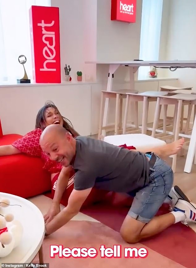 كيلي ، يضحك أيضا لا يمكن السيطرة عليه ، ثم اعترف: 