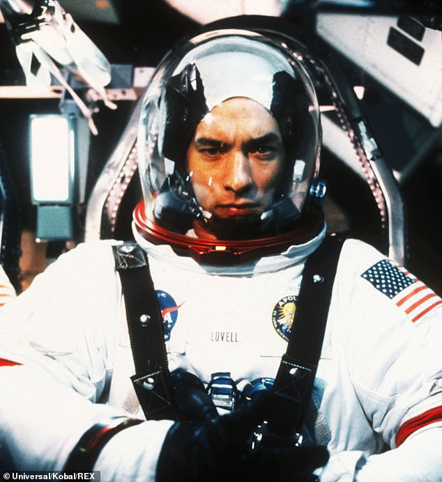 كان Hanks داعم ناسا منذ فترة طويلة ومداعية لاستكشاف الفضاء. في عام 1993 ، أنتج مسلسلات HBO من الأرض إلى القمر ، وعمل في العديد من المشاريع الصغيرة في السنوات الأخيرة المتعلقة باستكشاف القمر ؛ لا يزال من أبولو 13