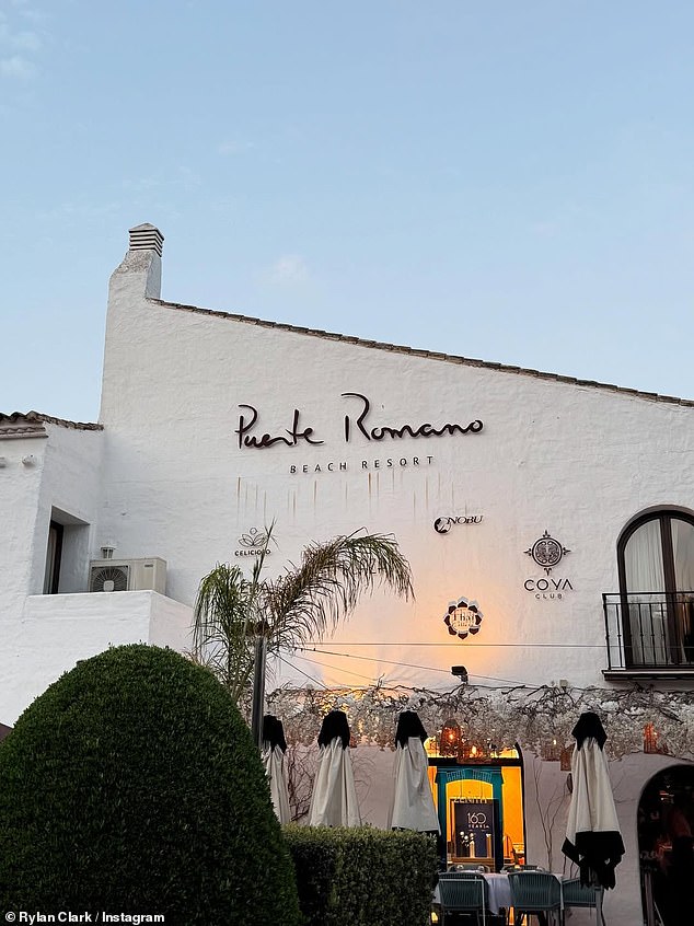 يبدو أنهم يقيمون في فندق Puente Romano من فئة الخمس نجوم في المدينة الإسبانية ، مع نشر Rylan صورة خارج الفندق
